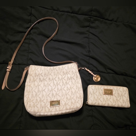 Michael Kors Cream Crossbody Bag and Wallet Set - Picture 1 of 11